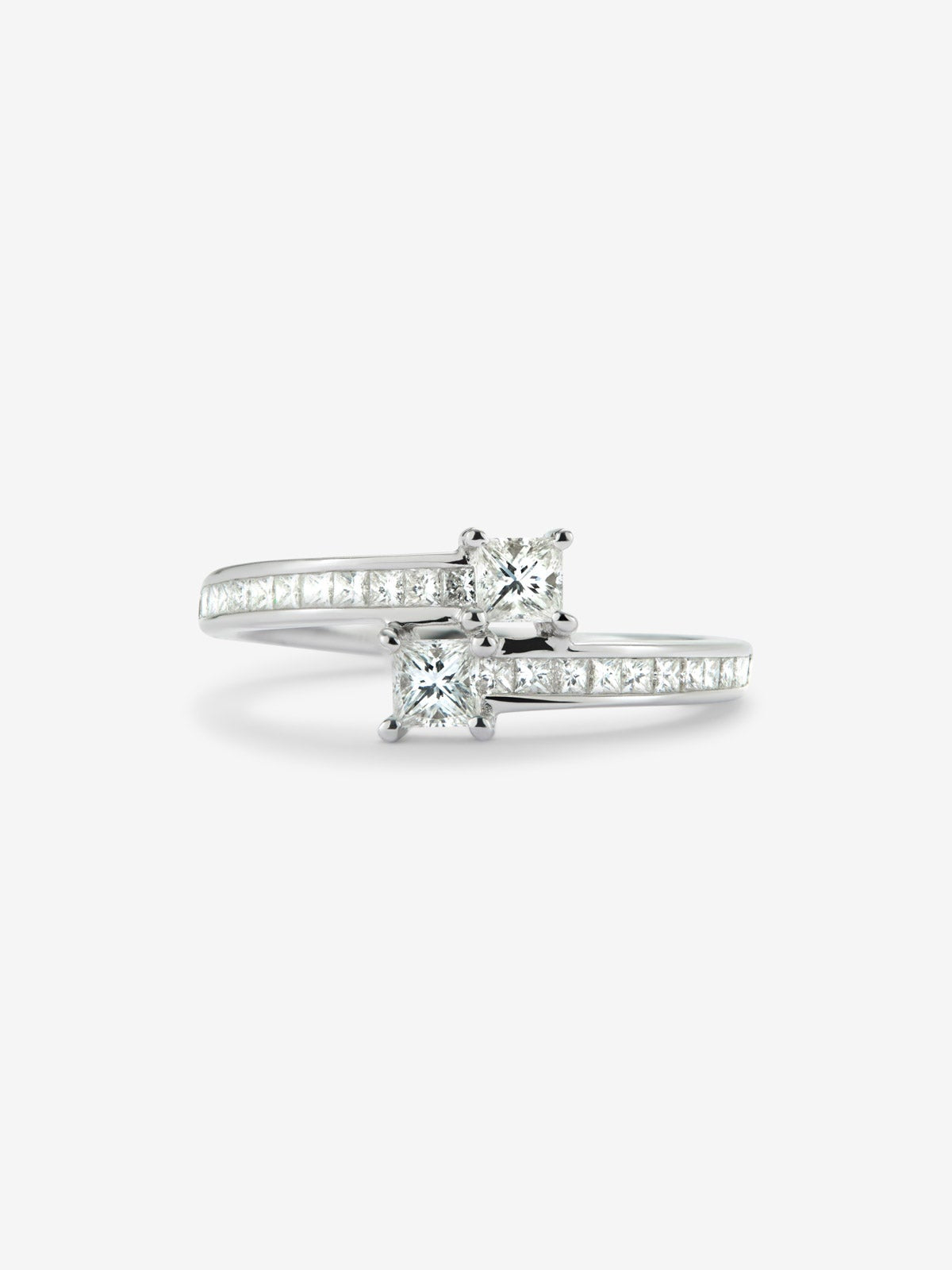 Anillo Tú y Yo de oro blanco de 18K con 24 diamantes en talla princesa con un total de 0,6 cts