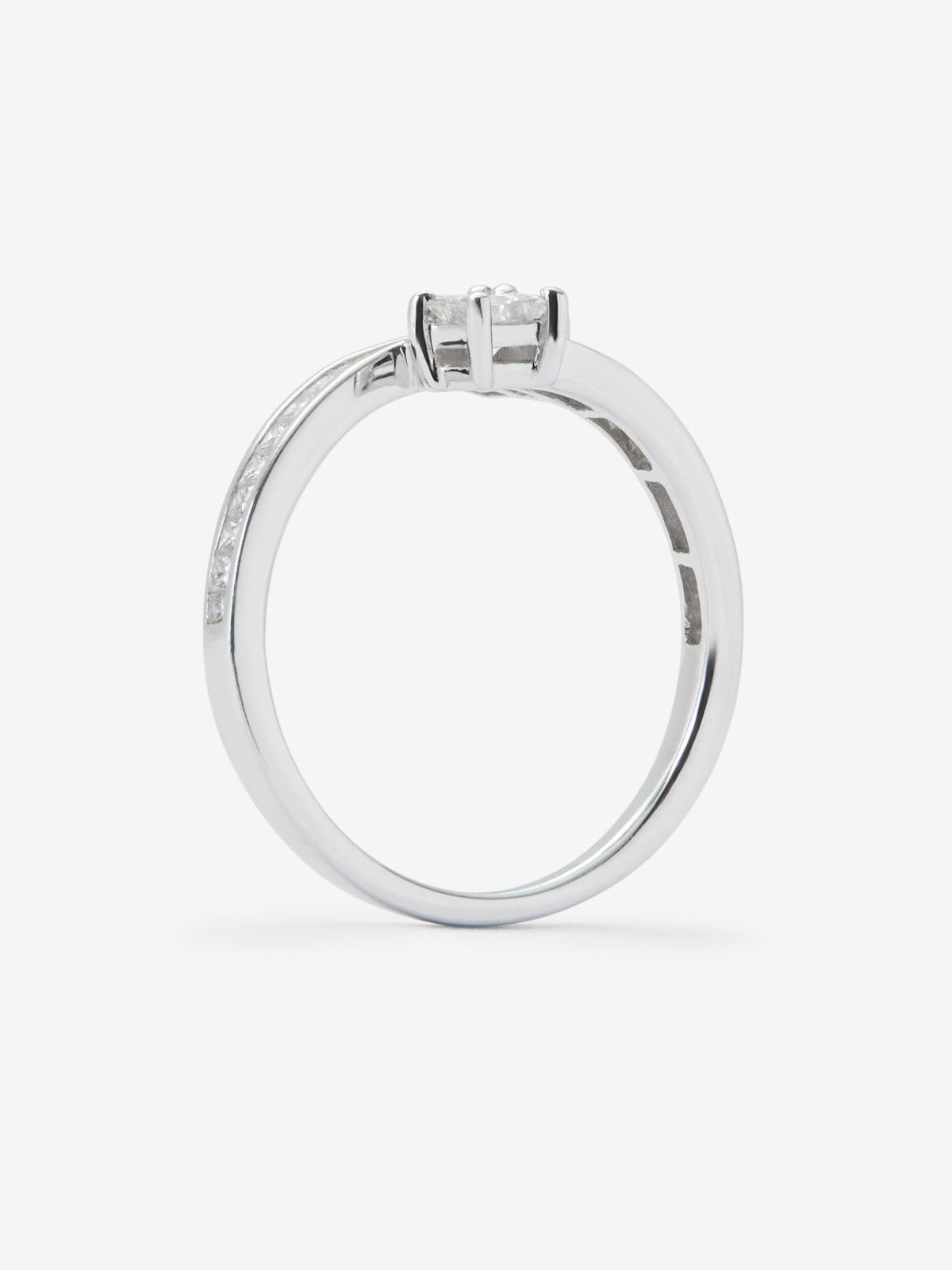 Anillo Tú y Yo de oro blanco de 18K con 24 diamantes en talla princesa con un total de 0,6 cts