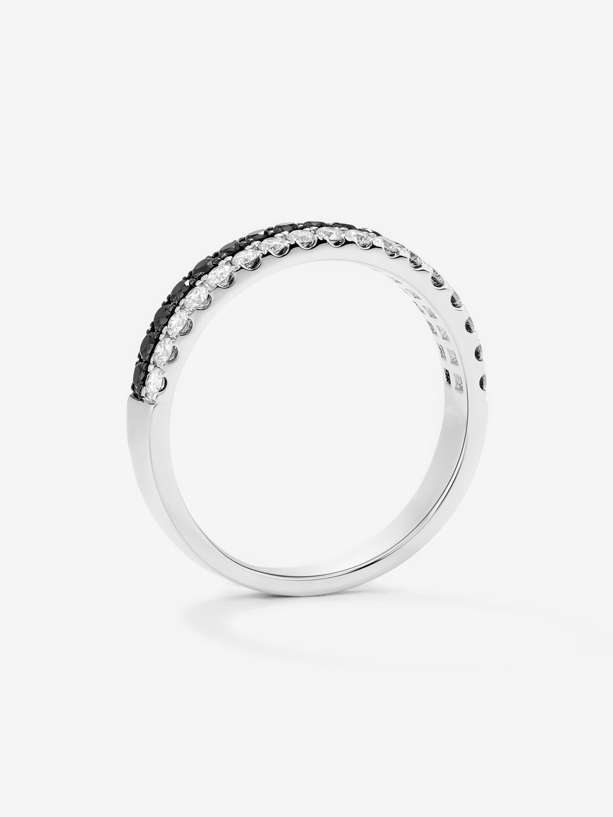 Anillo de oro blanco de 18K con 17 diamantes en talla brillante con un total de 0,24 cts y 17 diamantes negros en talla brillante con un total de 0,27 cts