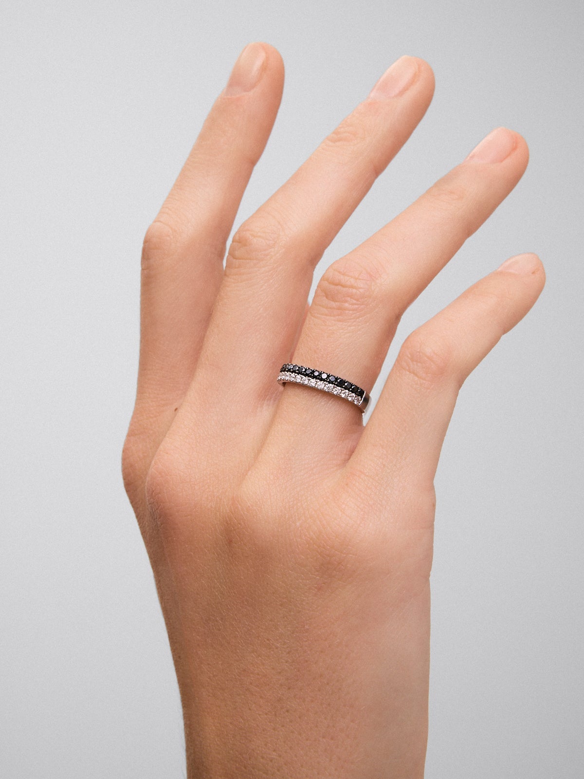 Anillo de oro blanco de 18K con 17 diamantes en talla brillante con un total de 0,24 cts y 17 diamantes negros en talla brillante con un total de 0,27 cts