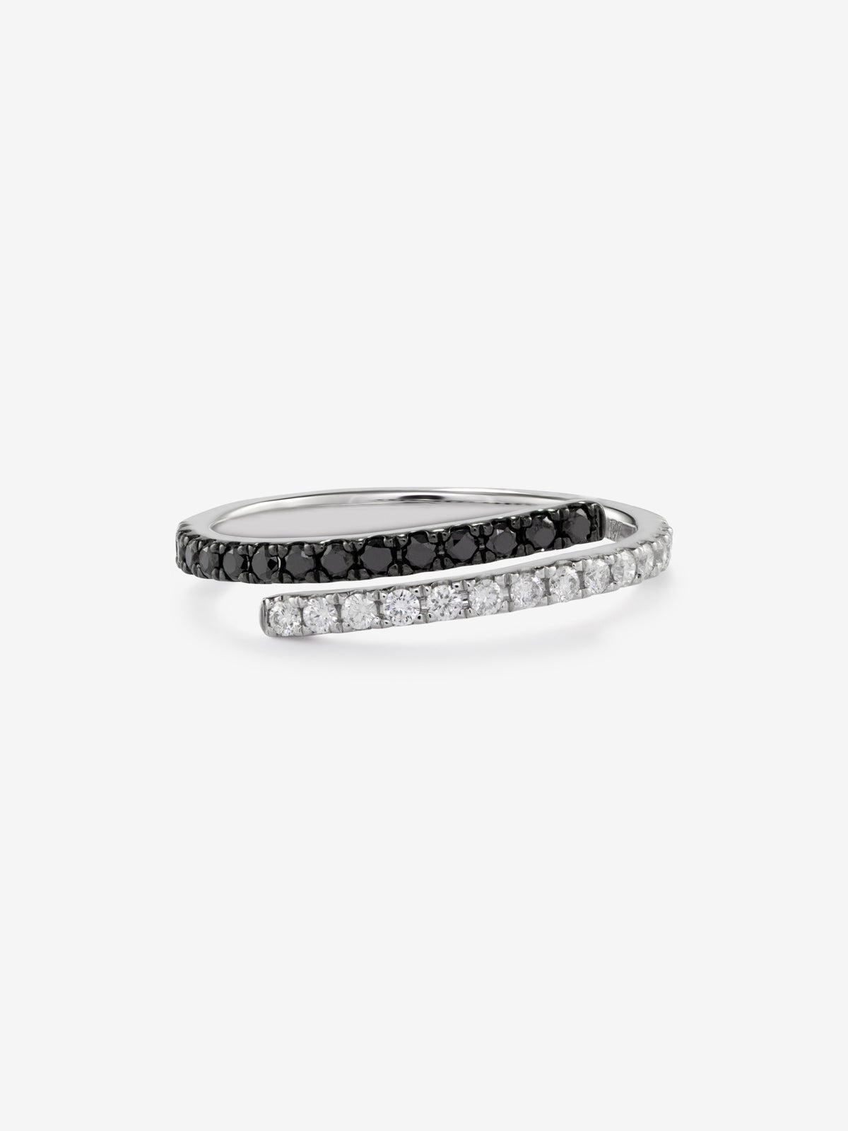 Anillo de oro blanco de 18K con 14 diamantes blancos en talla brillante con un total de 0,17 cts y 14 diamantes negros en talla brillante con un total de 0,19 cts