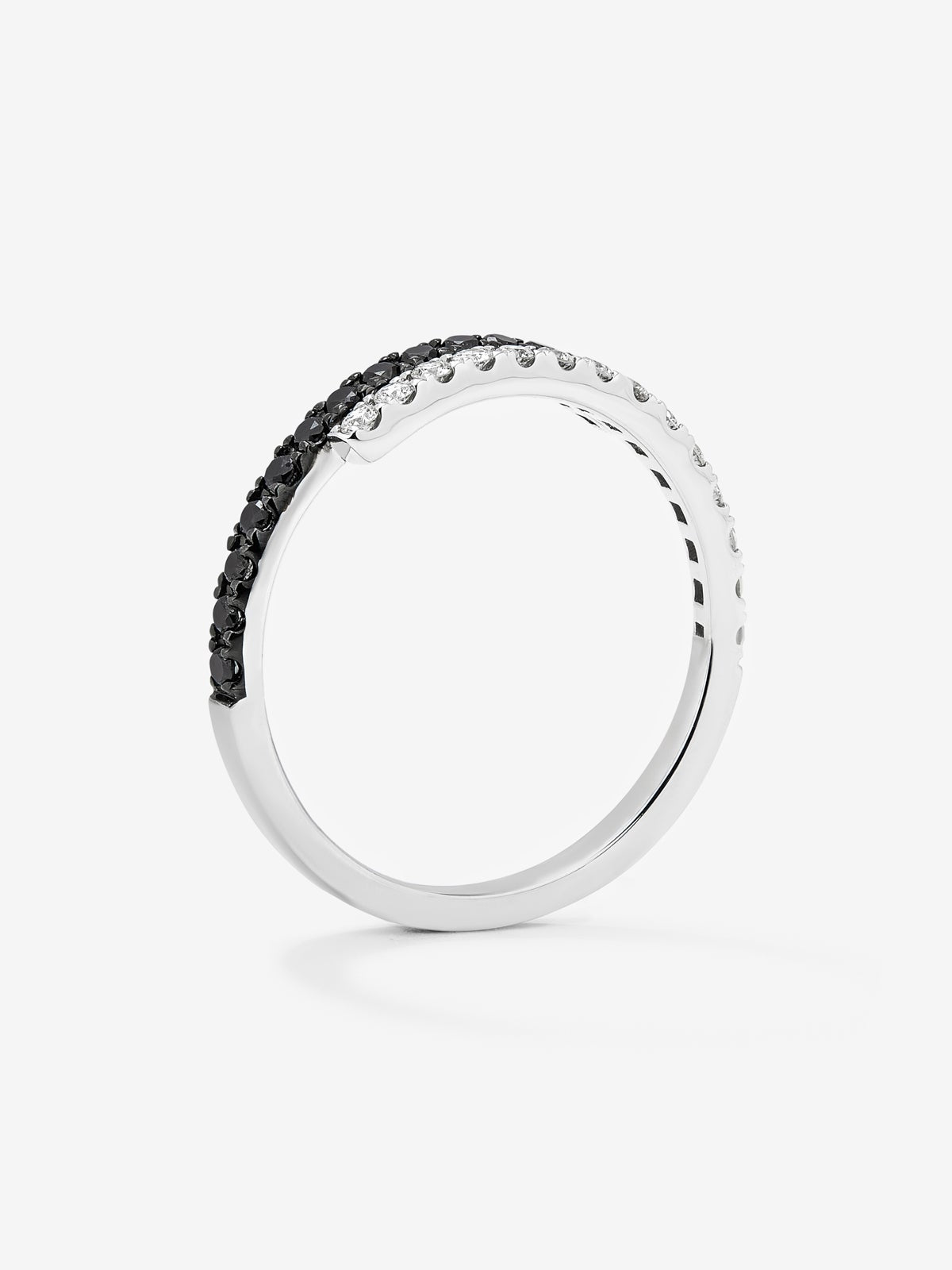 Anillo de oro blanco de 18K con 14 diamantes blancos en talla brillante con un total de 0,17 cts y 14 diamantes negros en talla brillante con un total de 0,19 cts
