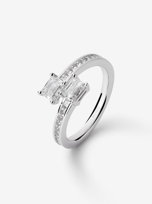 Anillo Tú y Yo de oro blanco de 18K con 2 diamantes en talla esmeralda con un total de 0,8 cts y 24 diamantes en talla princesa con un total de 0,4 cts