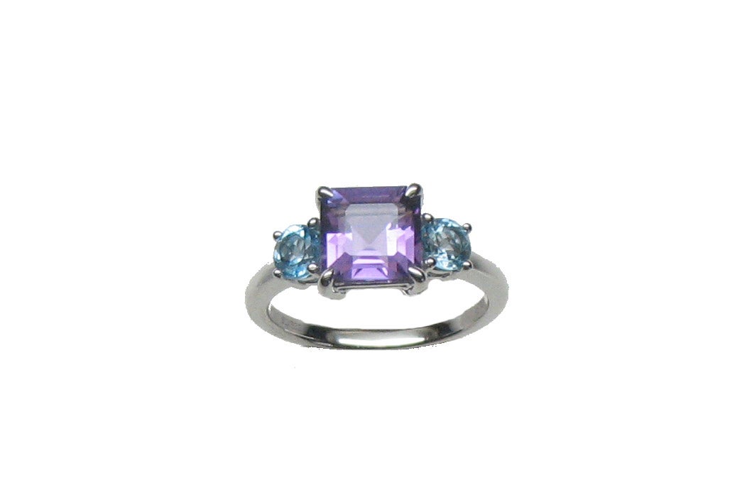 Sortija de plata con amatista morada en talla radiant y 2 topacios azul swiss