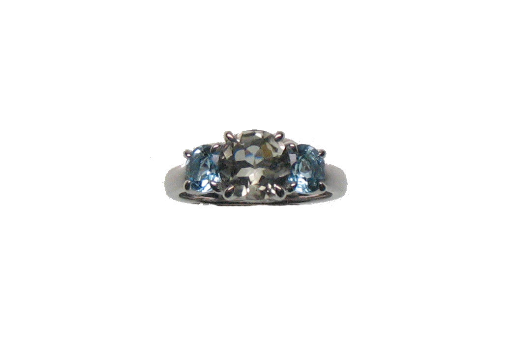Anillo tresillo de plata 925 con amatista verde en talla brillante y topacios azul swiss en talla brillante