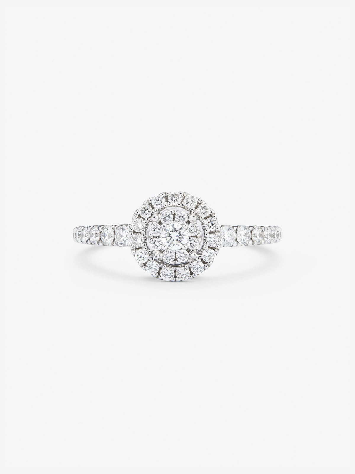 Anillo de oro blanco de 18K con orla de diamantes en pavé