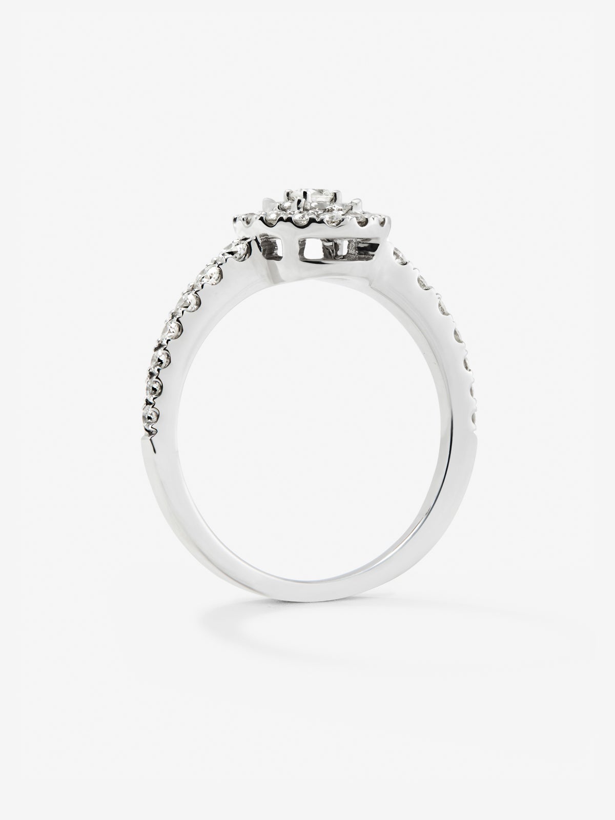 Anillo de oro blanco de 18K con orla de diamantes en pavé