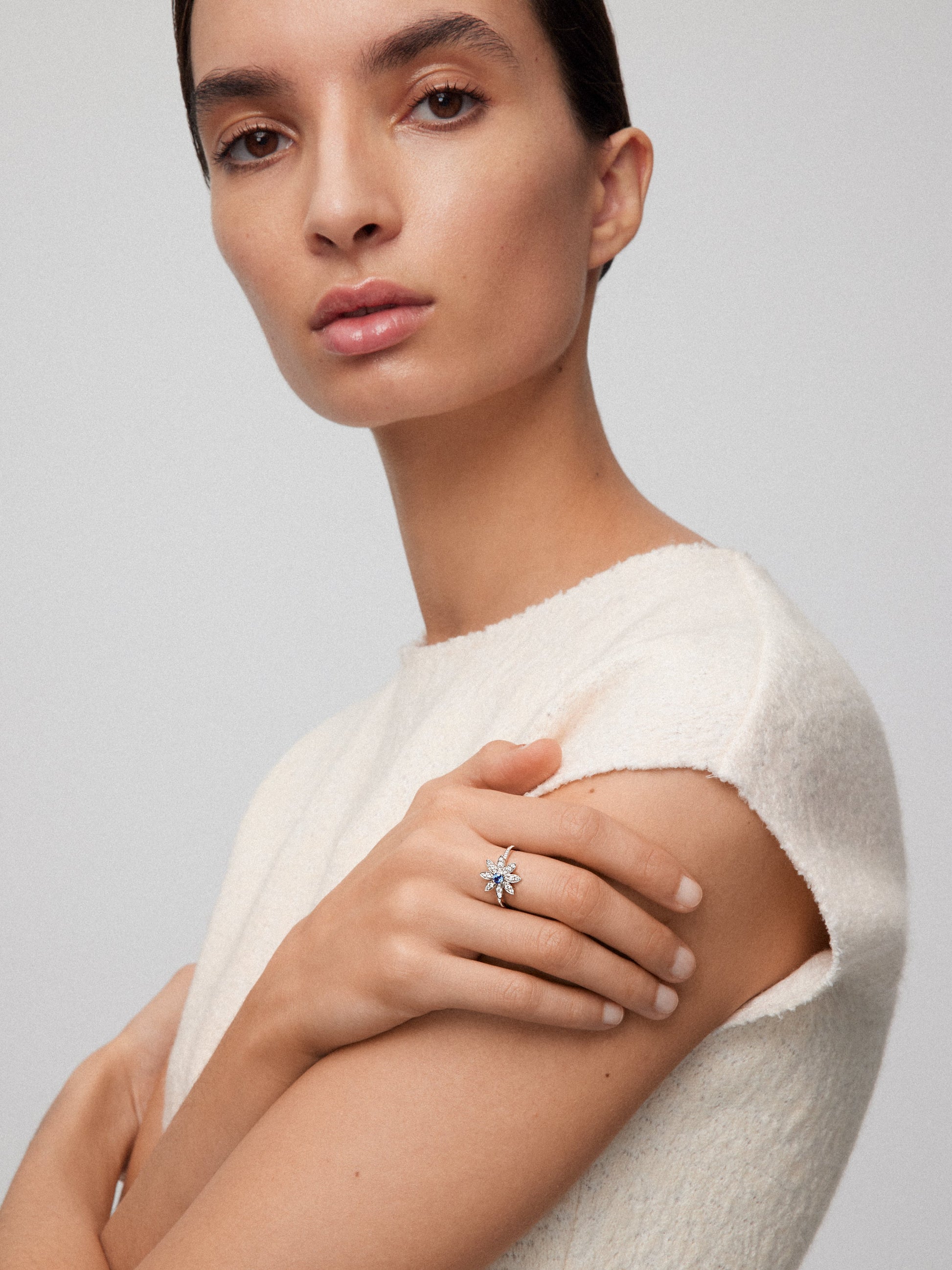 Anillo de oro blanco de 18K con zafiro azul en talla brillante de 0,22 cts y 42 diamantes en talla brillante con un total de 0,33 cts