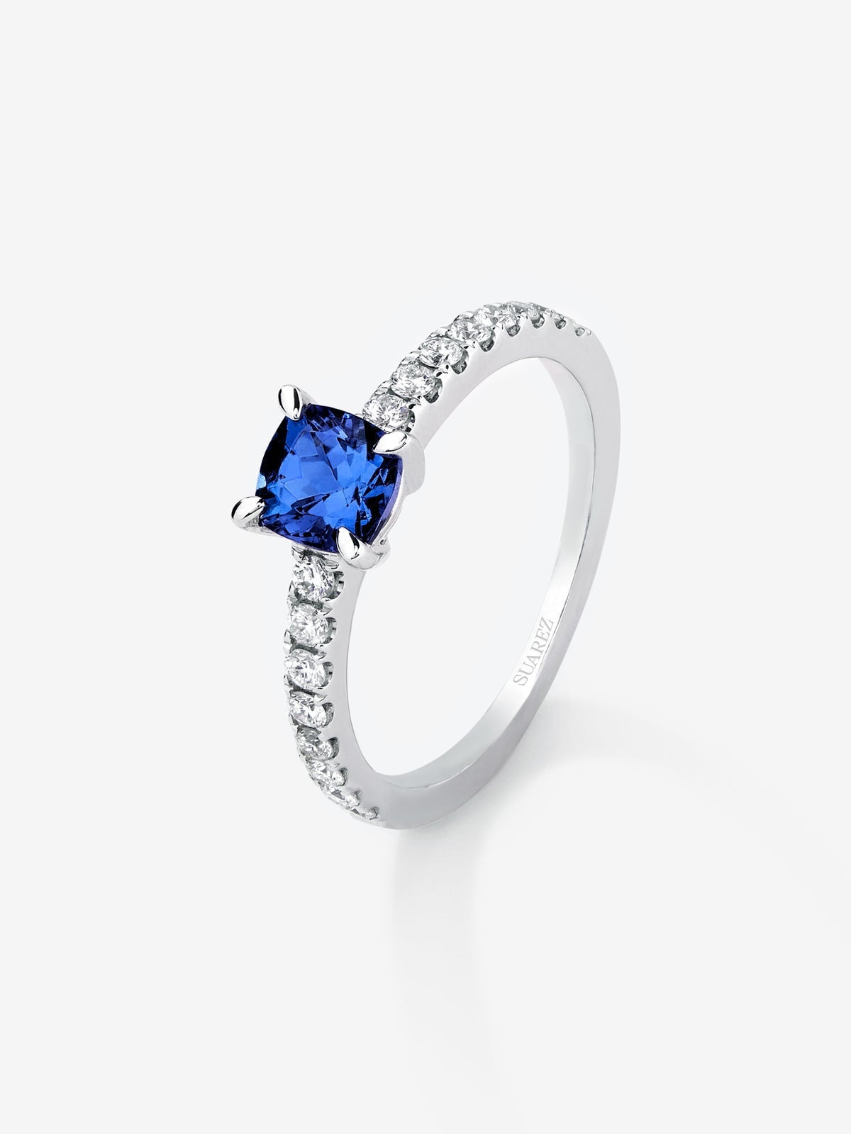 Anillo solitario de oro blanco de 18K con tanzanita en talla cushion de 0,72 cts y 16 diamantes en talla brillante con un total de 0,26 cts