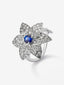 Anillo de oro blanco de 18K en forma de flor con zafiro azul en talla brillante de 0,46 cts y 82 diamantes en talla brillante con un total de 0,65 cts