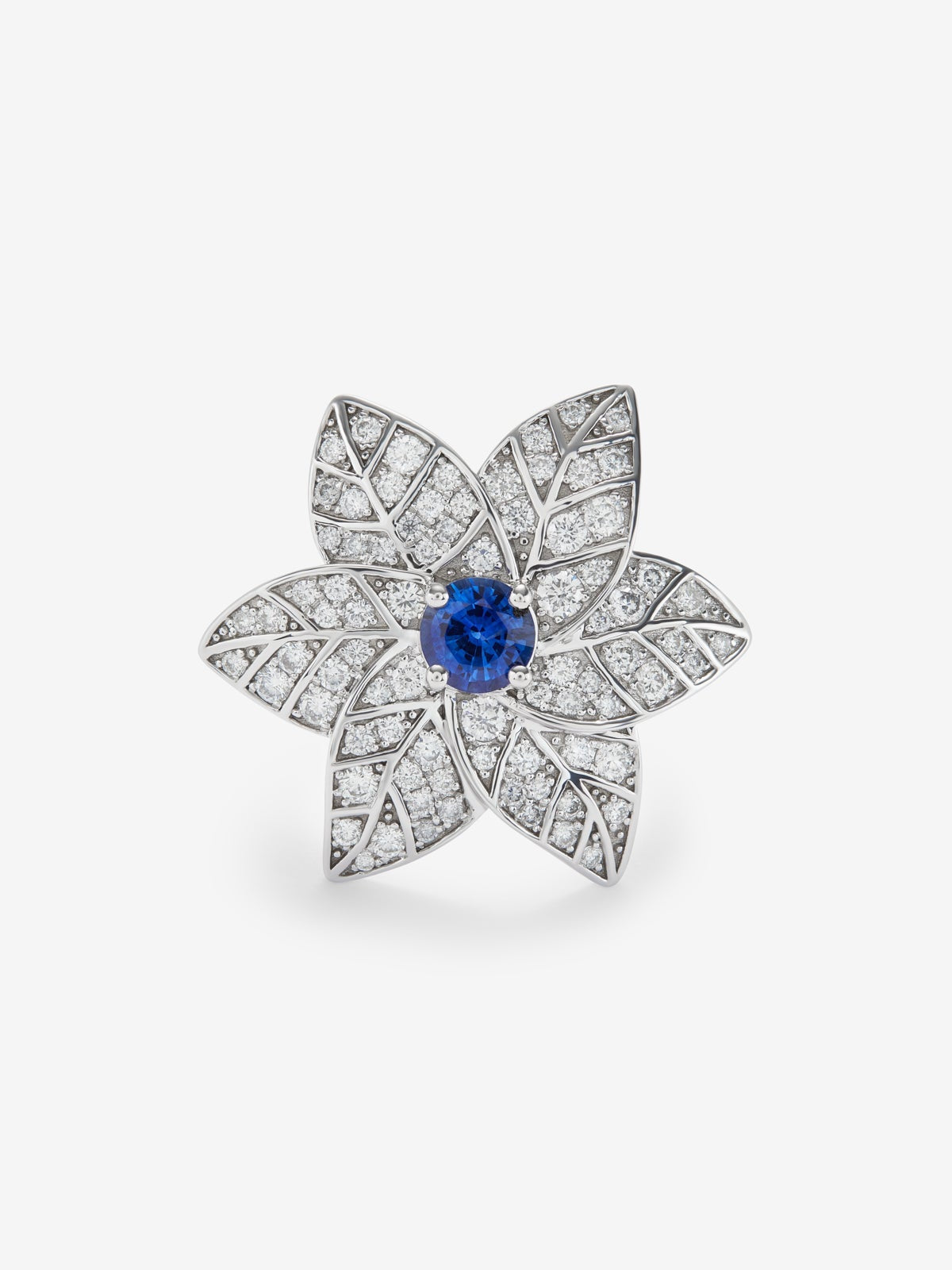 Anillo de oro blanco de 18K en forma de flor con zafiro azul en talla brillante de 0,46 cts y 82 diamantes en talla brillante con un total de 0,65 cts