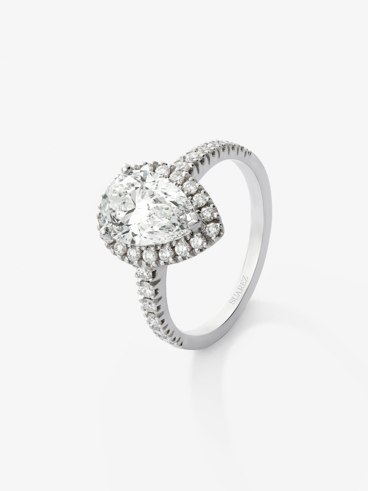 Anillo de oro blanco de 18K con diamante central en talla pera y orla y brazo de diamantes