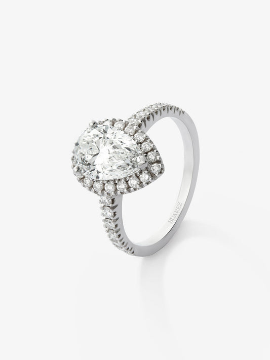 Anillo de oro blanco de 18K con diamante central en talla pera y orla y brazo de diamantes