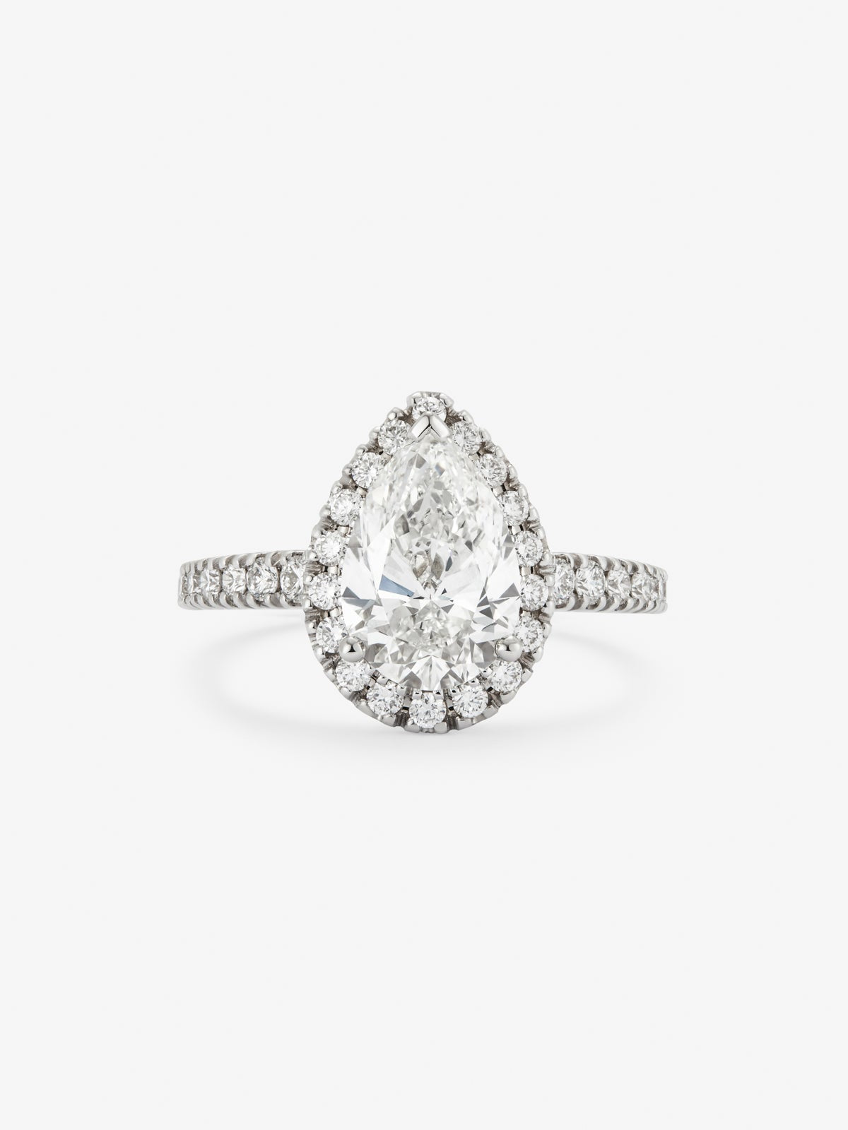 Anillo de oro blanco de 18K con diamante central en talla pera y orla y brazo de diamantes