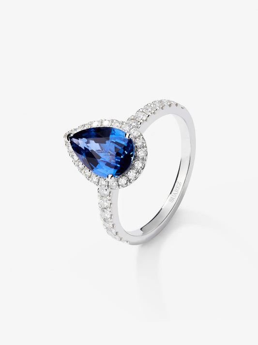 Anillo de oro blanco de 18K con zafiro azul en talla pera de 1,83 cts y 32 diamantes en talla brillante con un total de 0,44 cts