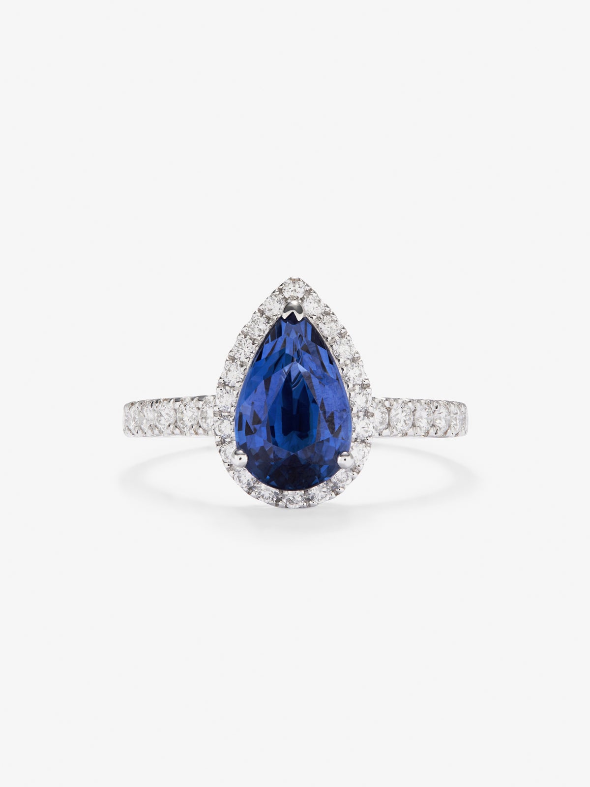 Anillo de oro blanco de 18K con zafiro azul en talla pera de 2,35 cts y orla y brazo de 34 diamantes en talla brillante con un total de 0,42 cts