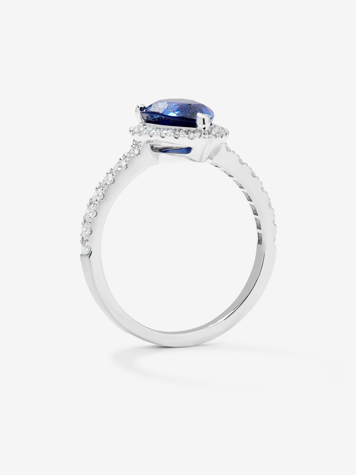 Anillo de oro blanco de 18K con zafiro azul en talla pera de 2,35 cts y orla y brazo de 34 diamantes en talla brillante con un total de 0,42 cts