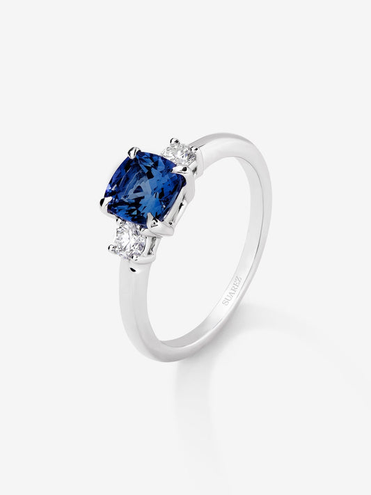 Anillo tresillo de oro blanco de 18K con tanzanita y diamante