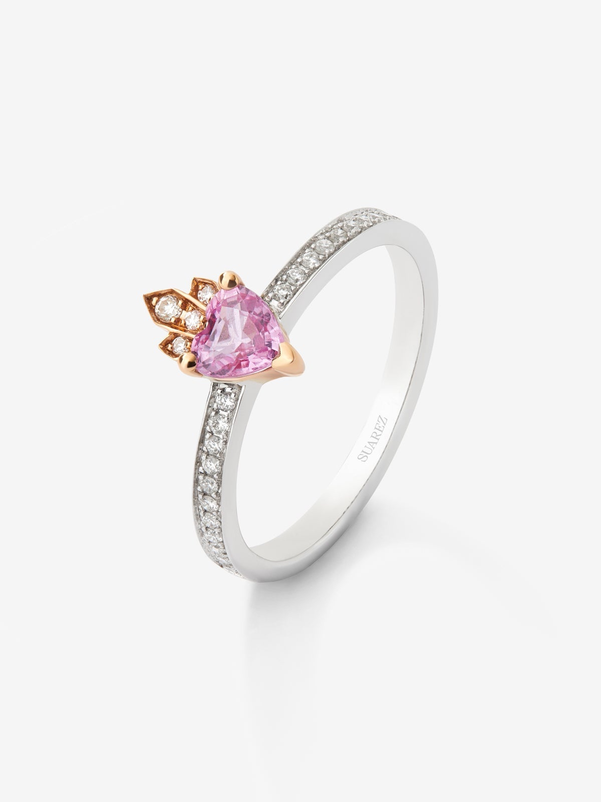 Anillo de oro blanco y rosa de 18K con zafiro rosa en talla corazón de 0,4 cts y 26 diamantes en talla brillante con un total de 0,132 cts