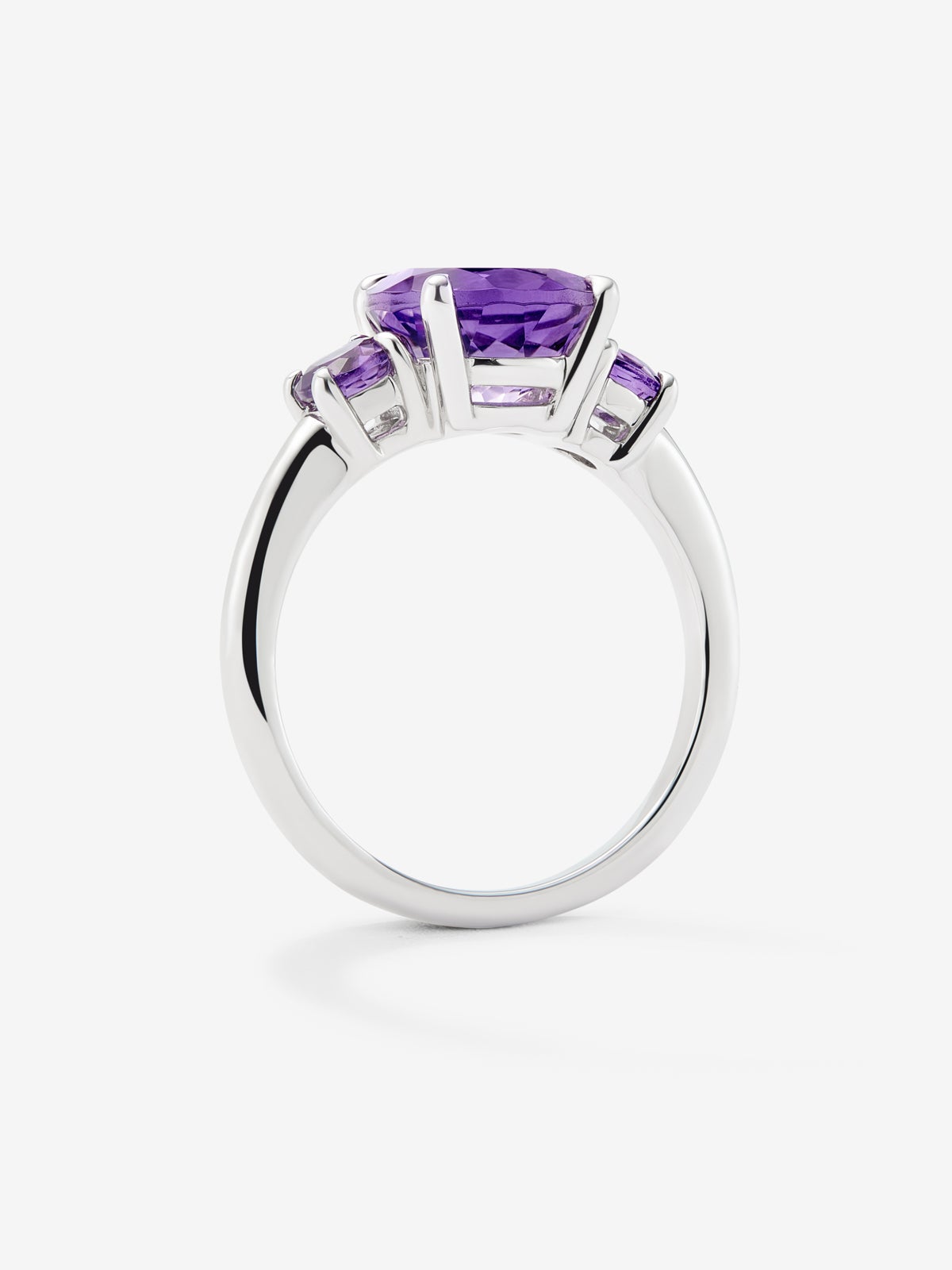 Anillo tresillo de plata 925 con amatista morada en talla oval de 2,66 cts y 2 amatistas moradas enn talla brillante con un total de 0,42 cts