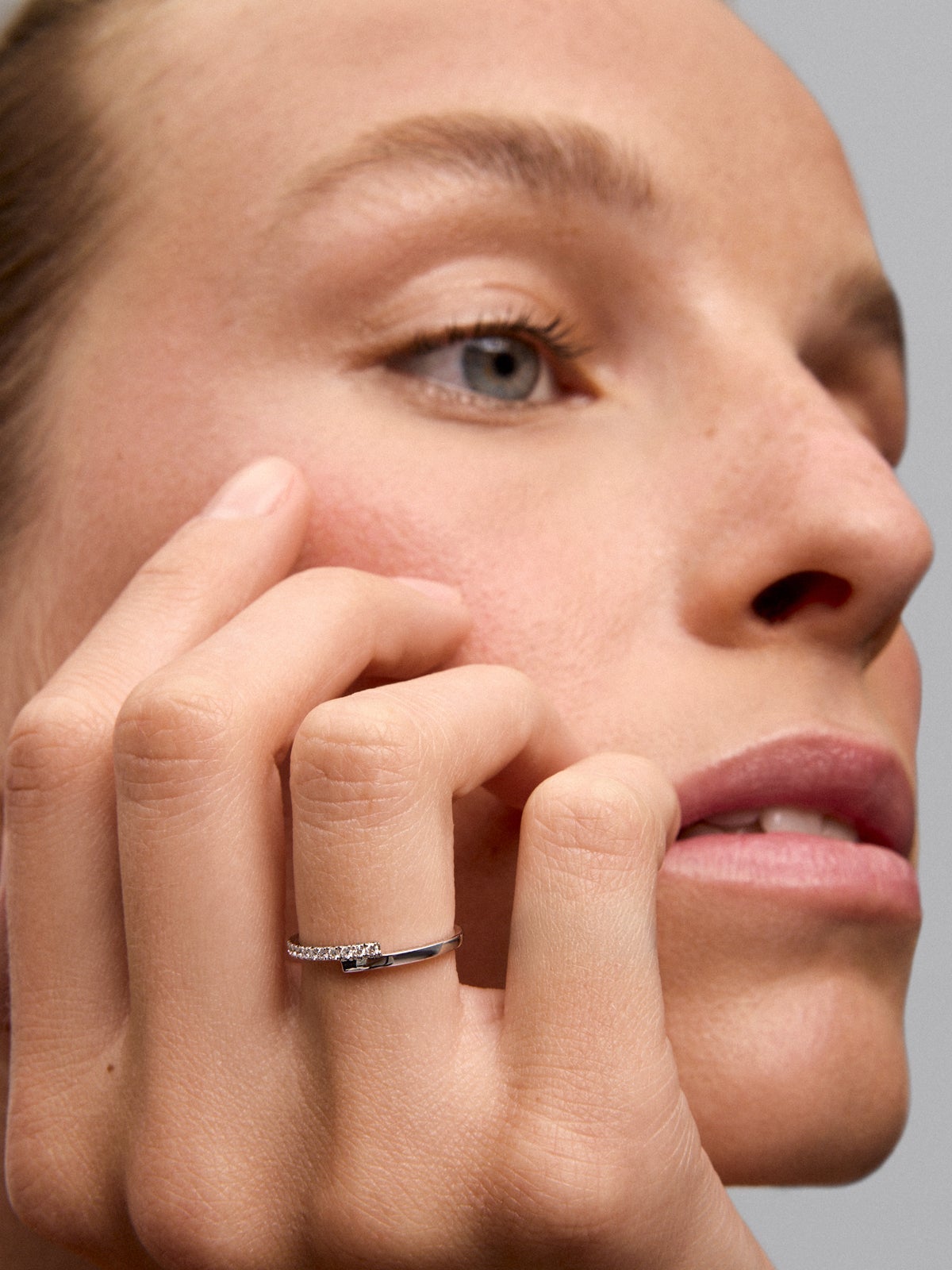 Anillo tú y yo de oro blanco de 18K con 11 diamantes en talla brillante con un total de 0,1 cts