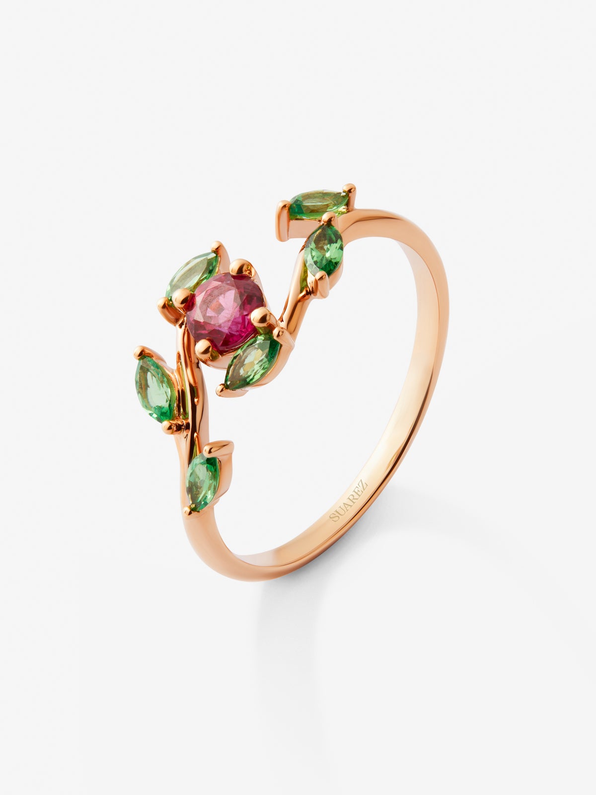 Anillo de oro rosa de 18K con rubí en talla brillante de 0,86 cts y 6 tsavoritas verdes en talla marquise con un total de 0,62 cts