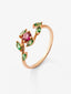 Anillo de oro rosa de 18K con rubí en talla brillante de 0.45 cts y tsavoritas en talla marquise de 0.53 cts