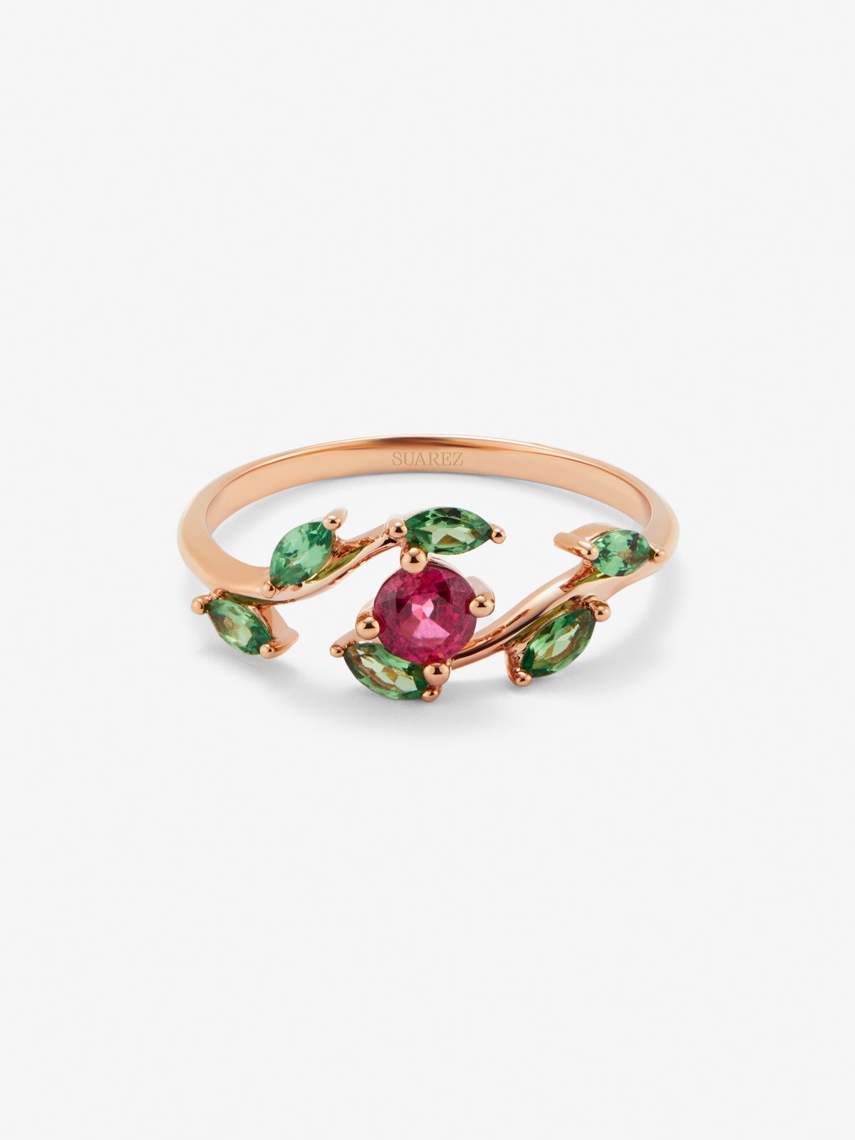Anillo de oro rosa de 18K con rubí en talla brillante de 0.45 cts y tsavoritas en talla marquise de 0.53 cts