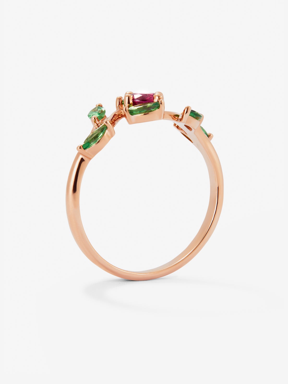 Anillo de oro rosa de 18K con rubí en talla brillante de 0.45 cts y tsavoritas en talla marquise de 0.53 cts