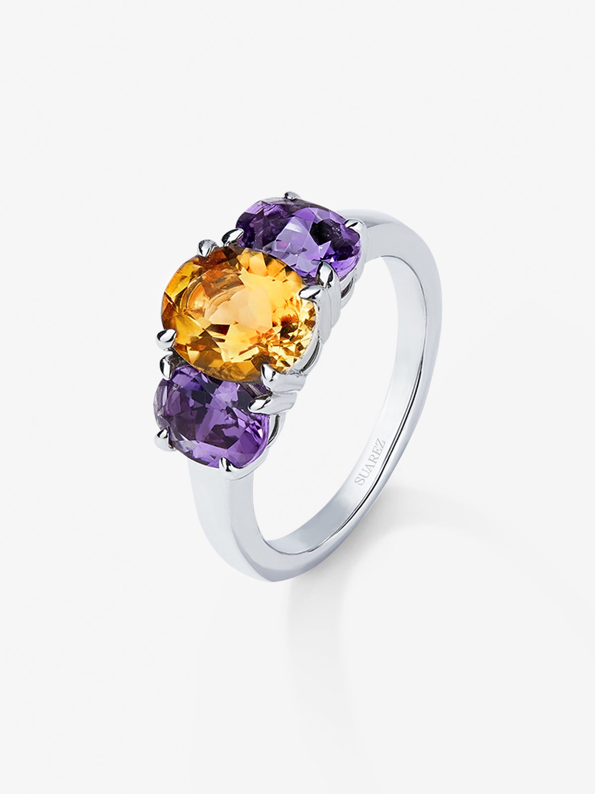 Anillo tresillo de plata 925 con cuarzo citrino en talla cushion de 1,53 cts y 2 amatistas moradas en talla cushion con un total de 0,68 cts