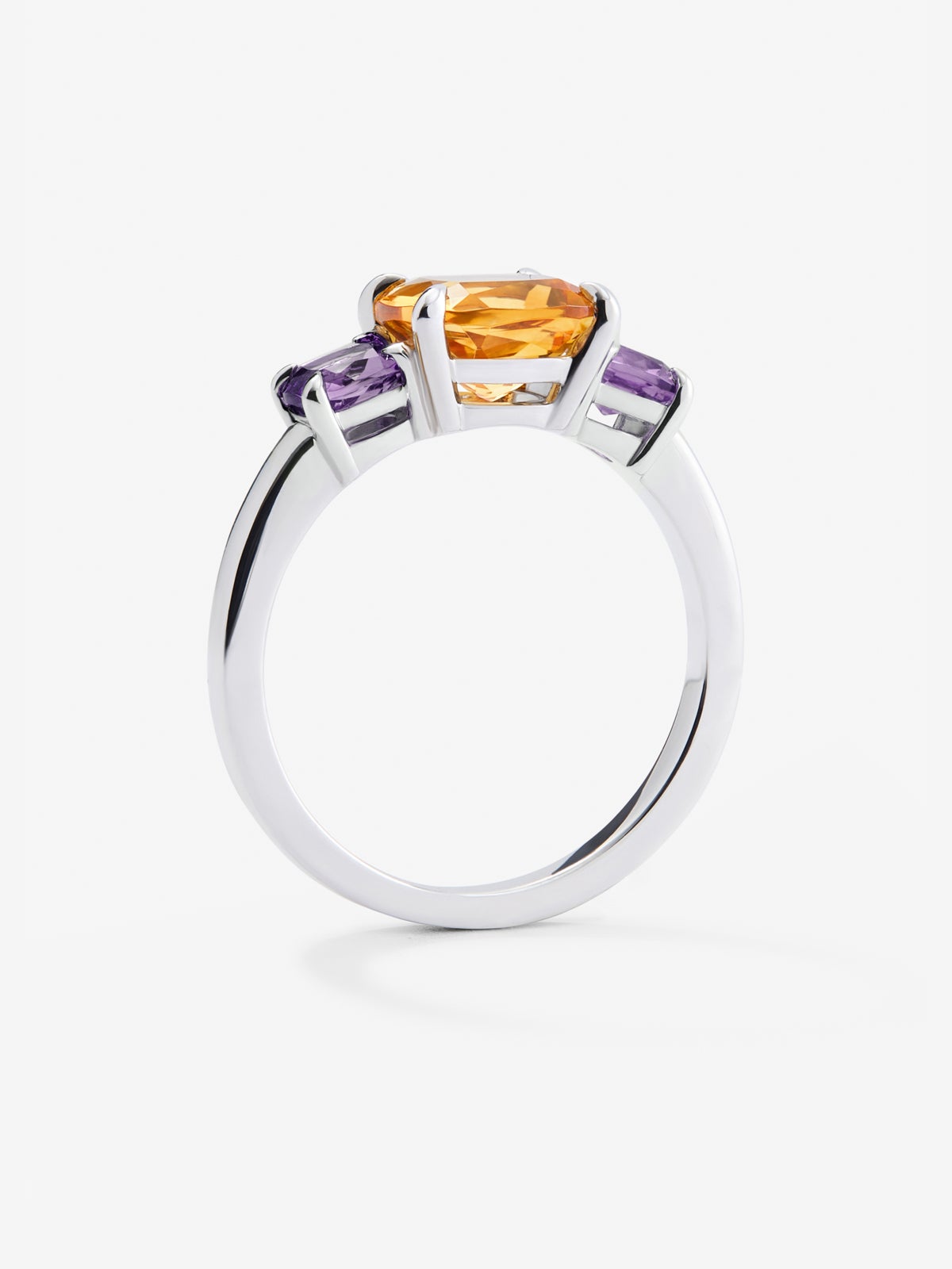 Anillo tresillo de plata 925 con cuarzo citrino en talla cushion de 1,53 cts y 2 amatistas moradas en talla cushion con un total de 0,68 cts