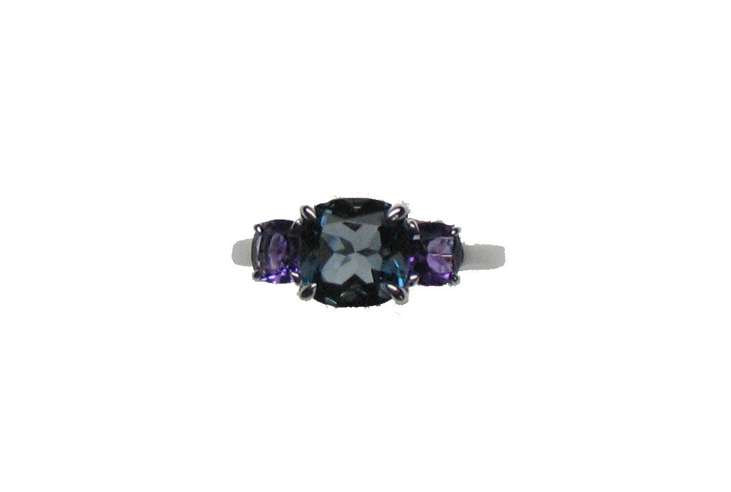 Anillo tresillo de plata 925 con amatista morada en talla cushion de 0,68 cts y 2 topacios azul london en talla cushion con un total de 2,07 cts