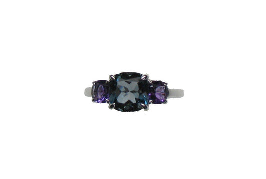 Anillo tresillo de plata 925 con amatista morada en talla cushion de 0,68 cts y 2 topacios azul london en talla cushion con un total de 2,07 cts