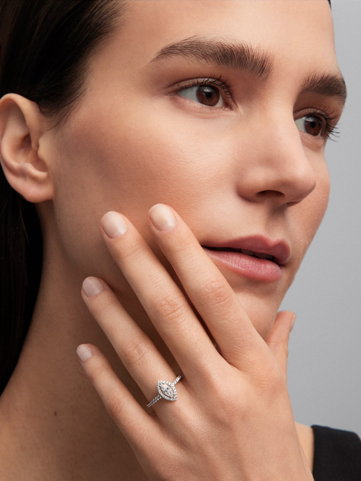 Anillo de oro blanco 18K con diamante en talla marquise con un total de 0,40 cts