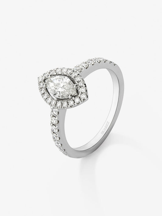 Anillo de oro blanco de 18K con diamante en talla marquise de 0,56 cts y 34 diamantes en talla brillante con un total de 0,38 cts