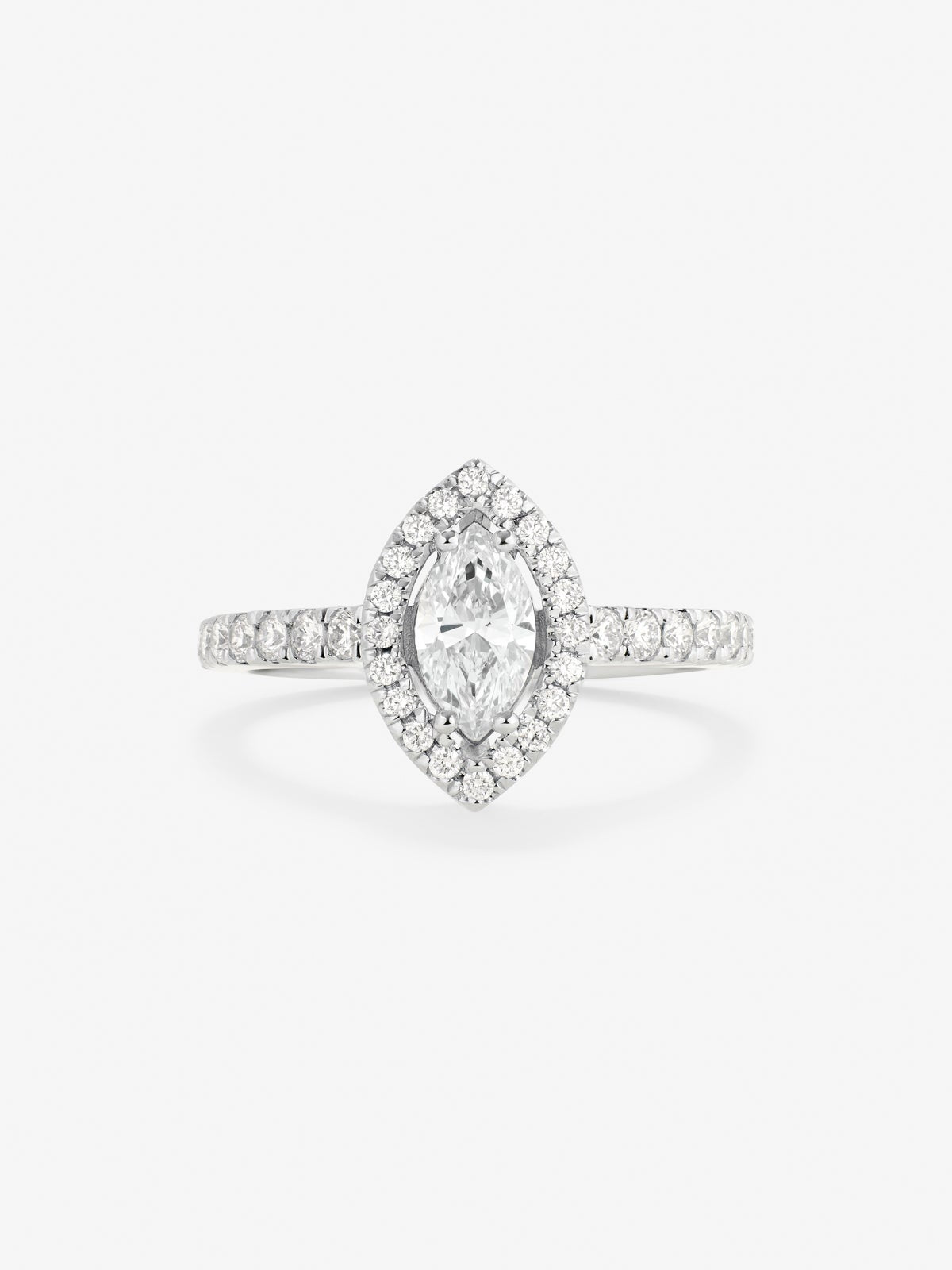 Anillo de oro blanco de 18K con diamante en talla marquise de 0,56 cts y 34 diamantes en talla brillante con un total de 0,38 cts