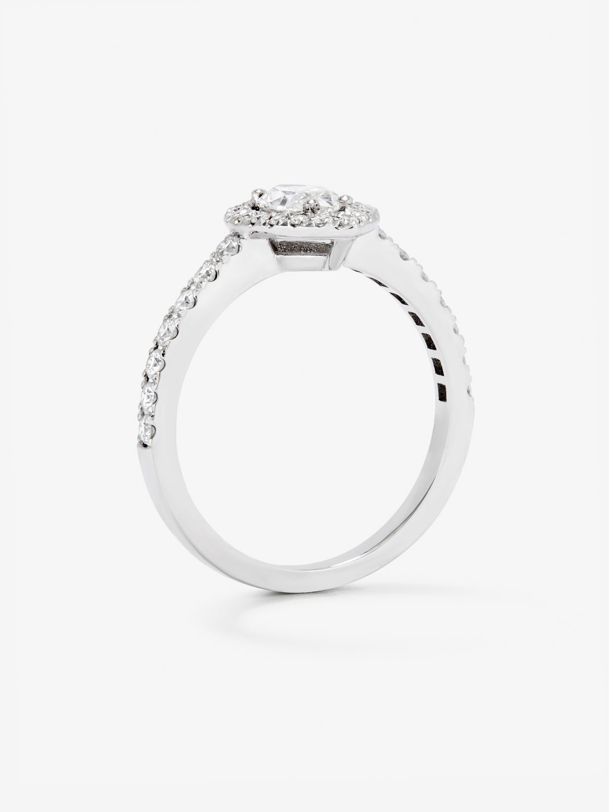 Anillo de oro blanco de 18K con diamante en talla marquise de 0,56 cts y 34 diamantes en talla brillante con un total de 0,38 cts