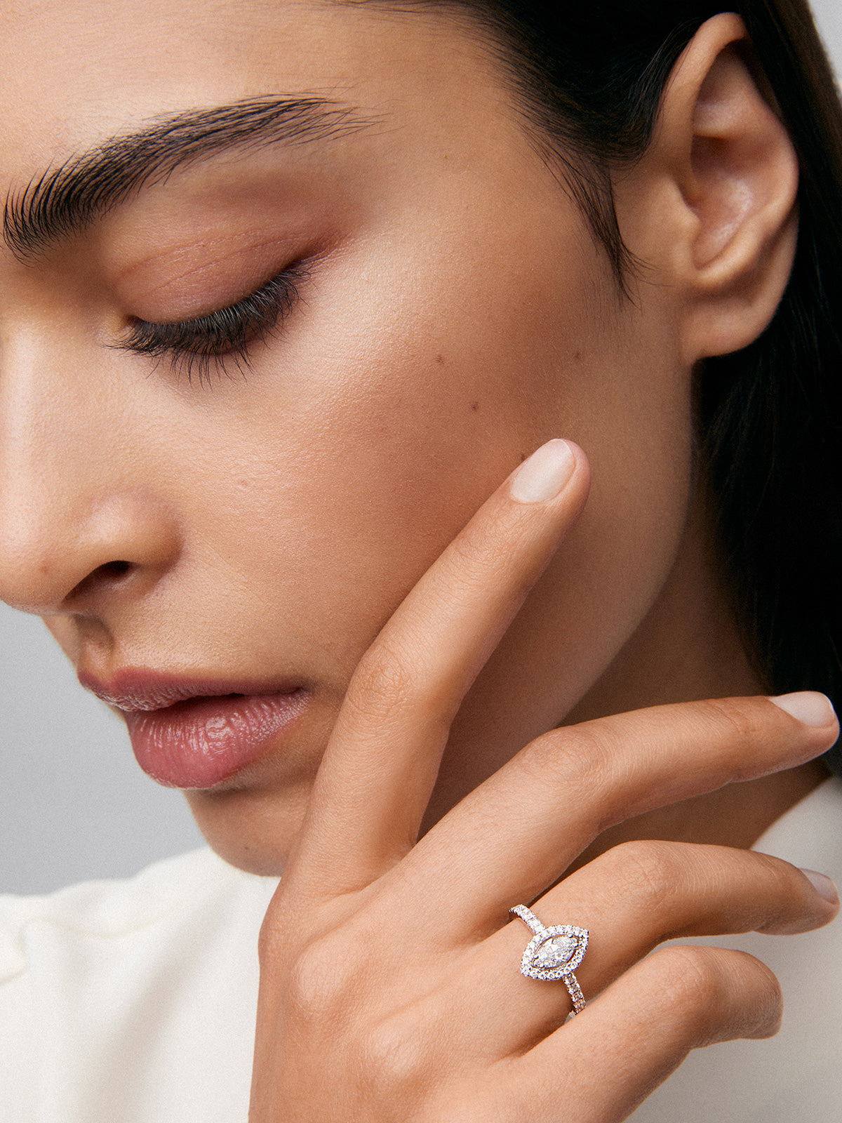 Anillo de oro blanco de 18K con diamante en talla marquise de 0,56 cts y 34 diamantes en talla brillante con un total de 0,38 cts