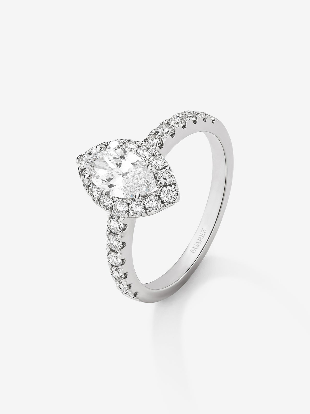 Anillo de oro blanco de 18K con diamante en talla marquise de 0,7 cts y orla y brazo de diamantes en talla brillante con un total de 0,63 cts