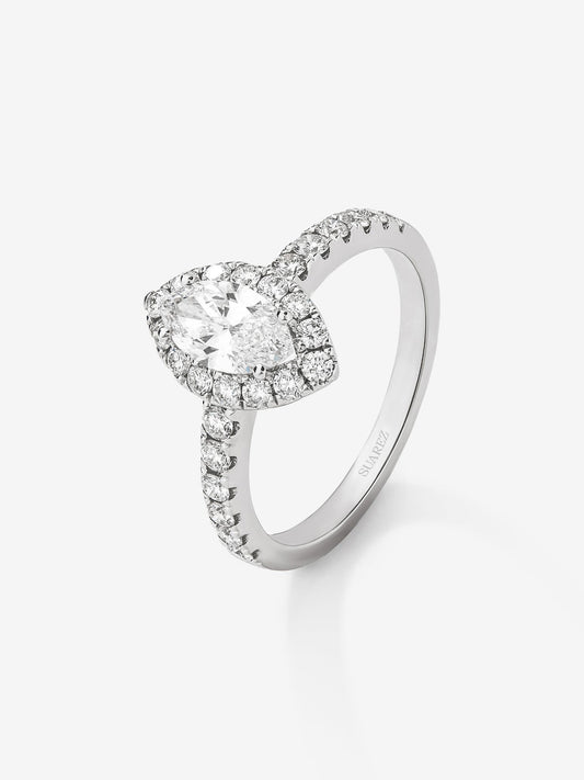 Anillo de oro blanco de 18K con diamante en talla marquise de 0,7 cts y orla y brazo de diamantes en talla brillante con un total de 0,63 cts