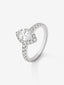 Anillo de oro blanco de 18K con diamante en talla marquise de 0,7 cts y orla y brazo de diamantes en talla brillante con un total de 0,63 cts