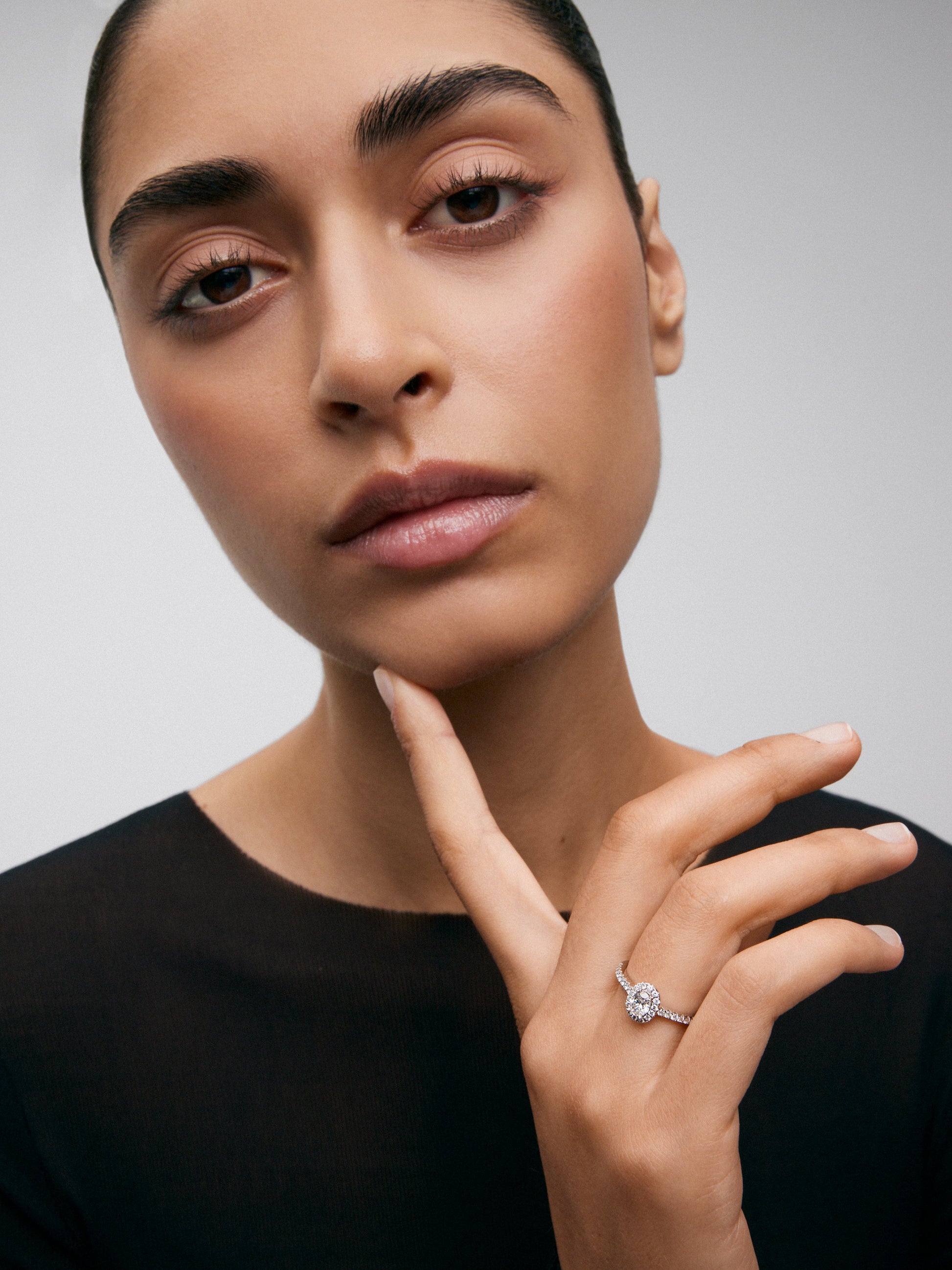 Anillo de oro blanco de 18K con diamantes blancos en talla brillante de 0,68 cts