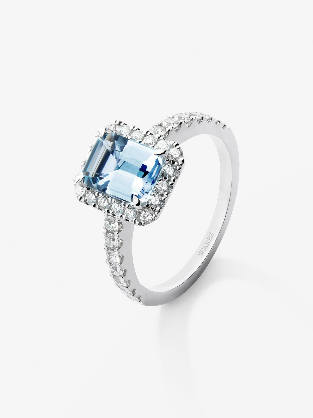 Anillo de oro blanco de 18K con aguamarina en talla octogonal de 1 cts y  diamantes en talla brillante con un total de 0,358 cts