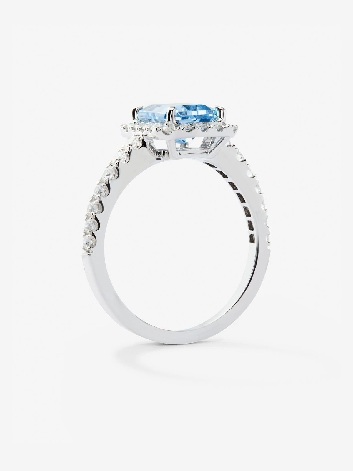 Anillo de oro blanco de 18K con aguamarina en talla octogonal de 1 cts y  diamantes en talla brillante con un total de 0,358 cts