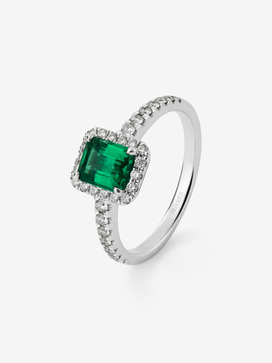 Anillo de oro blanco de 18K con esmeralda en talla esmeralda de 1,03 cts y orla y brazo de 32 diamantes en talla brillante con un total de 0,37 cts