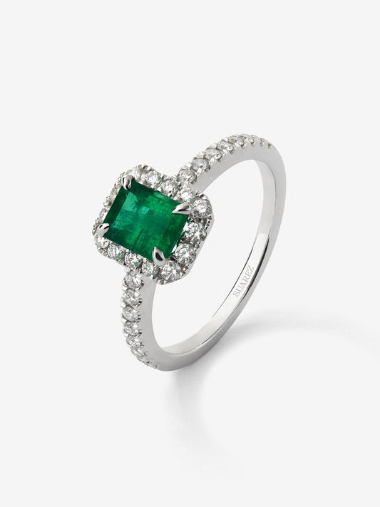 Anillo de oro blanco de 18K con esmeralda verde en talla esmeralda de 0,4 cts y diamantes blancos en talla brillante de 0,32 cts