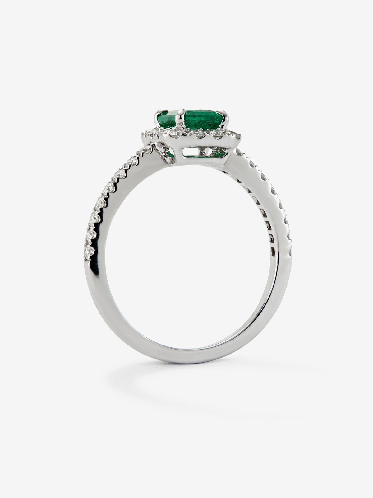 Anillo de oro blanco de 18K con esmeralda verde en talla esmeralda de 0,4 cts y diamantes blancos en talla brillante de 0,32 cts