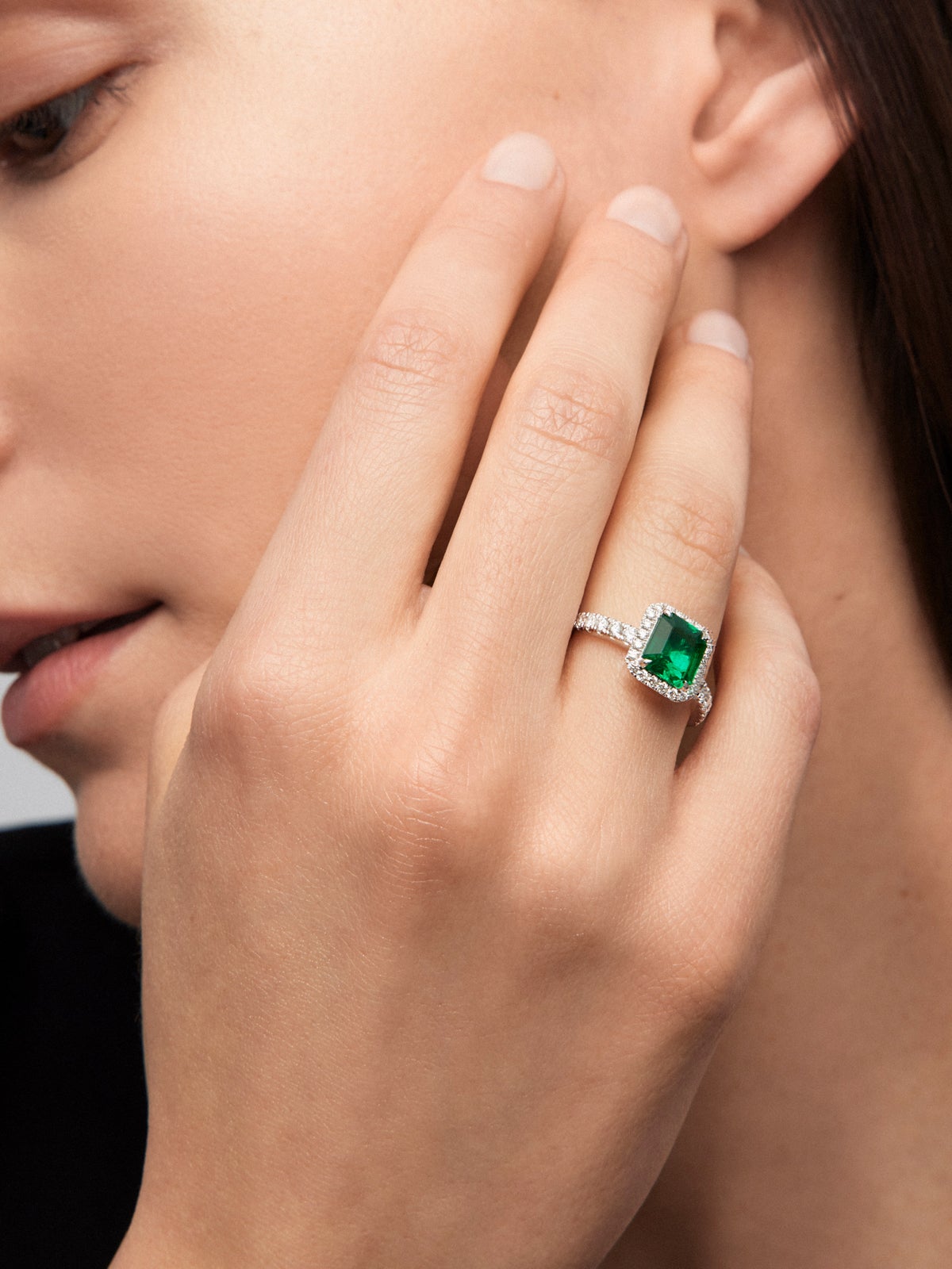 Anillo de oro blanco de 18K con esmeralda verde en talla octogonal de 2,07 cts y 36 diamantes en talla brillante con un total de 0,5 cts