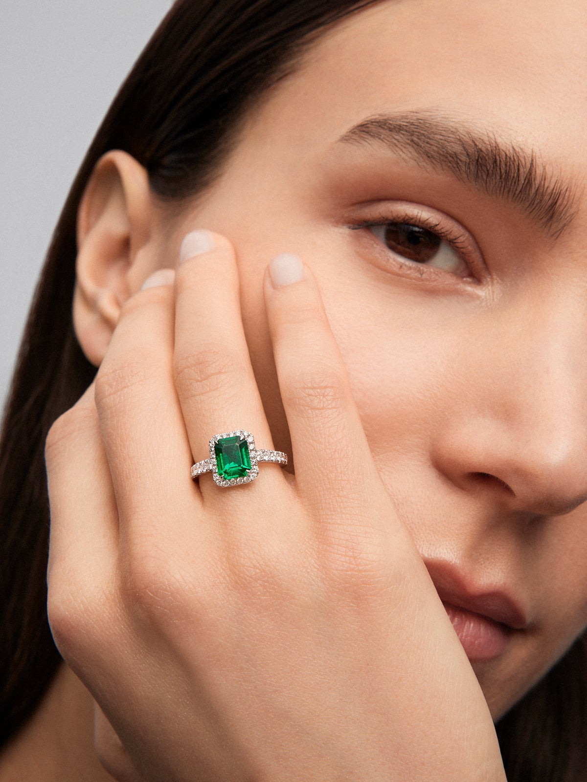Anillo de oro blanco de 18K con esmeralda verde en talla octogonal de 2,07 cts y 36 diamantes en talla brillante con un total de 0,5 cts
