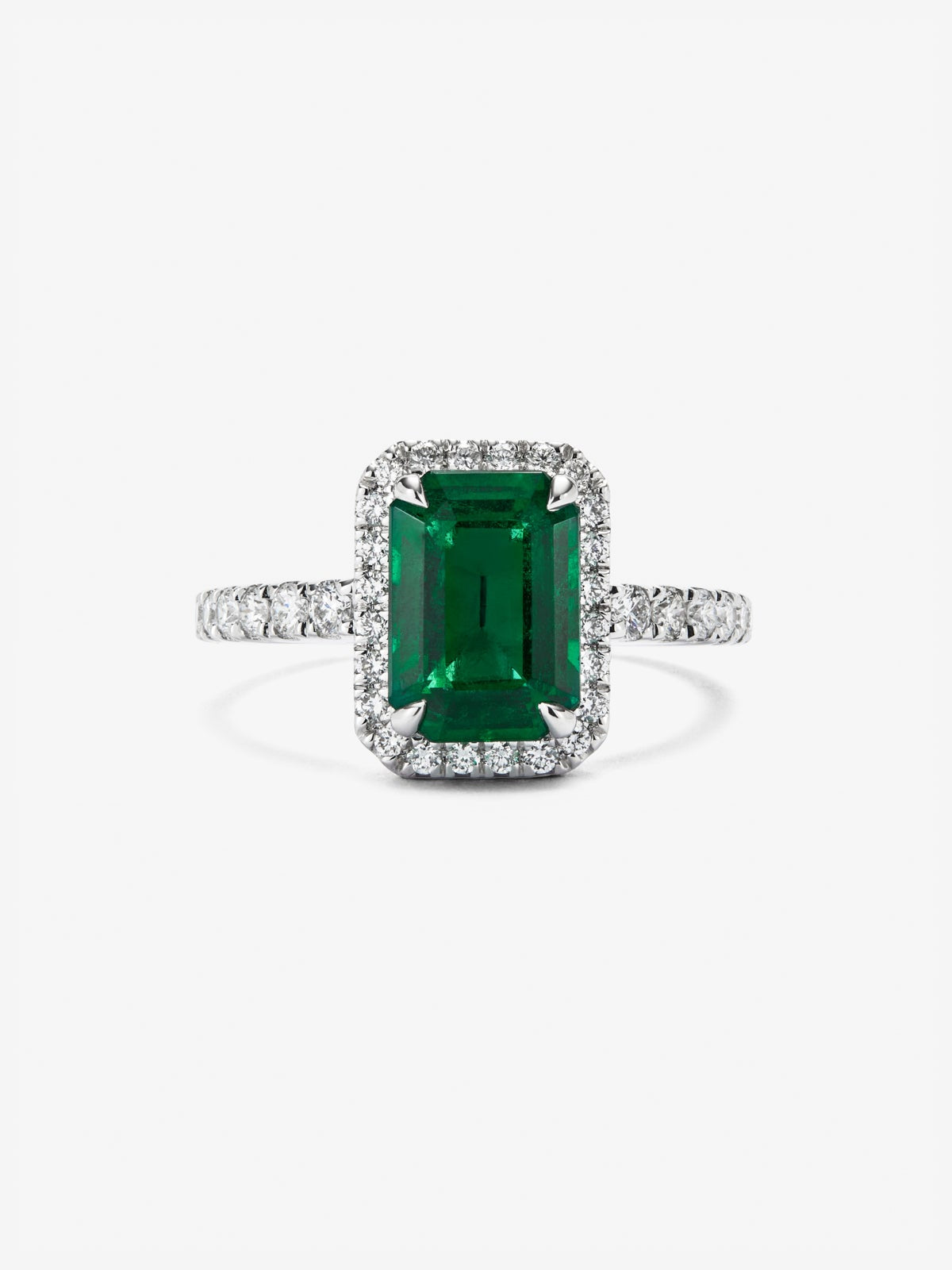 Anillo de oro blanco de 18K con esmeralda verde en talla octogonal de 2,2 cts y 38 diamantes en talla brillante con un total de 0,43 cts